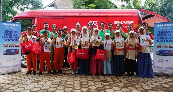 SHARP Mobile Learning Station Singgahi Kota Jember