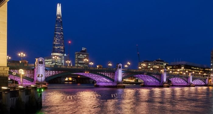 Signify, Sinari Empat Jembatan di London 1 Signify, Sinari Empat Jembatan di London