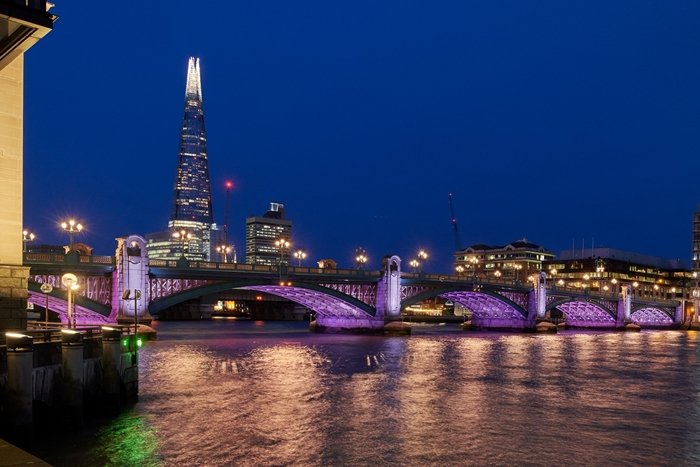 Signify, Sinari Empat Jembatan di London 2 qSignify Illuminated River Southwark Bridge 01a