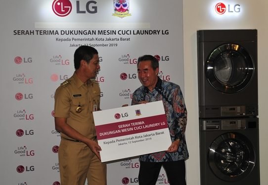 LG Hibahkan Mesin Cuci Laundry ke Pemkot Jakarta Barat