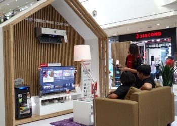 A.SPG Sharp menjelaskan produk AiOT Shatp kepada konsumen