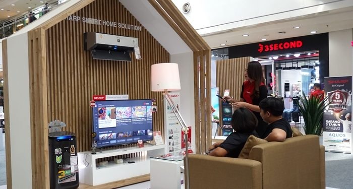 SHARP Indonesia Pamerkan ‘SHARP AIoT World’ 1 A.SPG Sharp menjelaskan produk AiOT Shatp kepada konsumen