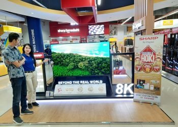 A Pengunjung menanyakan kecanggihan TV 8K dari SHARP sekaligus program undian Sharp Lovers Day Double Hoki 1