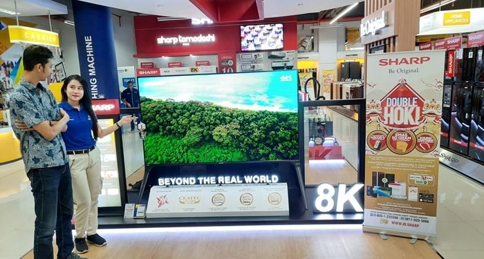 A Pengunjung menanyakan kecanggihan TV 8K dari SHARP sekaligus program undian Sharp Lovers Day Double Hoki 1