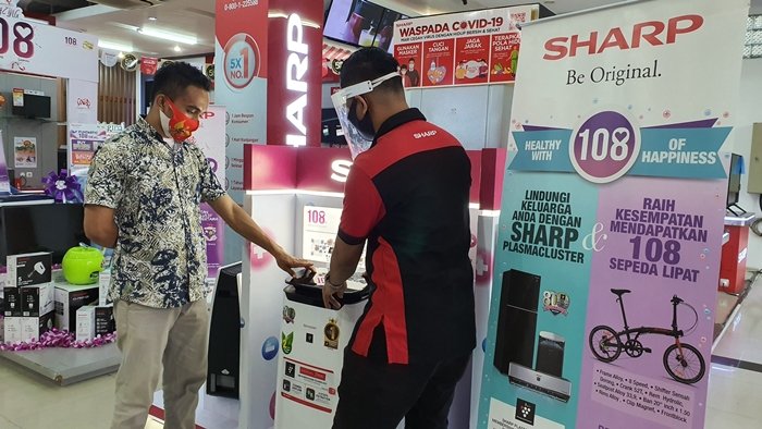 APegawai Sharp Menjelaskan Fitur Plasmacluster Kepada Pelanggan