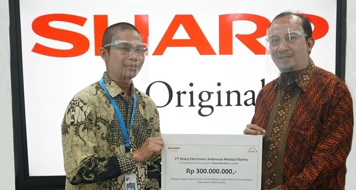 Sharp Luncurkan Program Pemberdayaan Ekonomi Masyarakat 1 APenyerahan Donasi Secara Simbolis oleh Bp. Andry Adi Utomo
