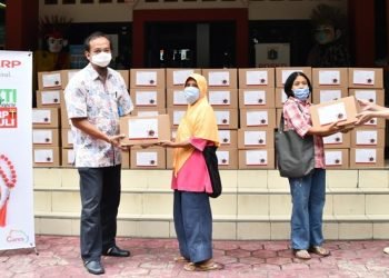 aPerwakilan Pihak Manajemen Memberikan Donasi Langsung ke Warga Terdampak...