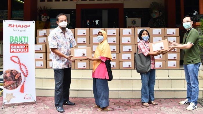 SHARP RaihNusantara CSR Awards 2020 2 aPerwakilan Pihak Manajemen Memberikan Donasi Langsung ke Warga Terdampak...