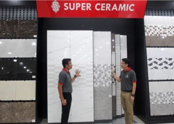 aPhoto2 Senior Operations Manager Syaiful Bahri kiri Berpose dg Dirut PT Sumber Setia Kreasi Saat Pembukaan Toko Super Ceramic Pertama di Indonesia di Pekayon Bekasi