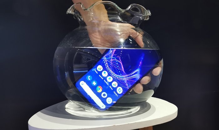 aSharp AQUOS Sense4 Plus Memiliki Fitur Waterproof Sampai dengan Kedalaman 3 Meter