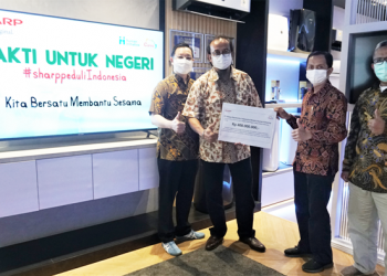 Andry Adi Utomo Selaku Sr. National Sales GM Tengah Kiri Menyera...