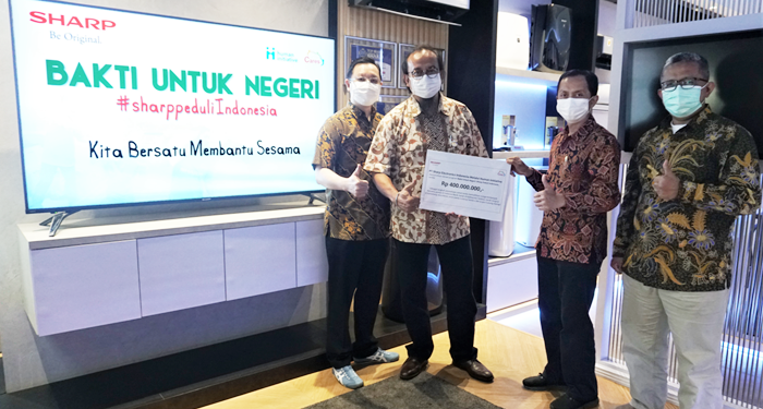 Sharp Indonesia Salurkan Bantuan Darurat Bagi Masyrakat 1 Andry Adi Utomo Selaku Sr. National Sales GM Tengah Kiri Menyera...