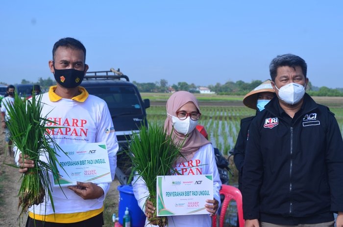 Program ‘SHARP MAPAN’ 2 a Prosesi Serah Terima Bibit Unggul dari Donatur Kepada Petani