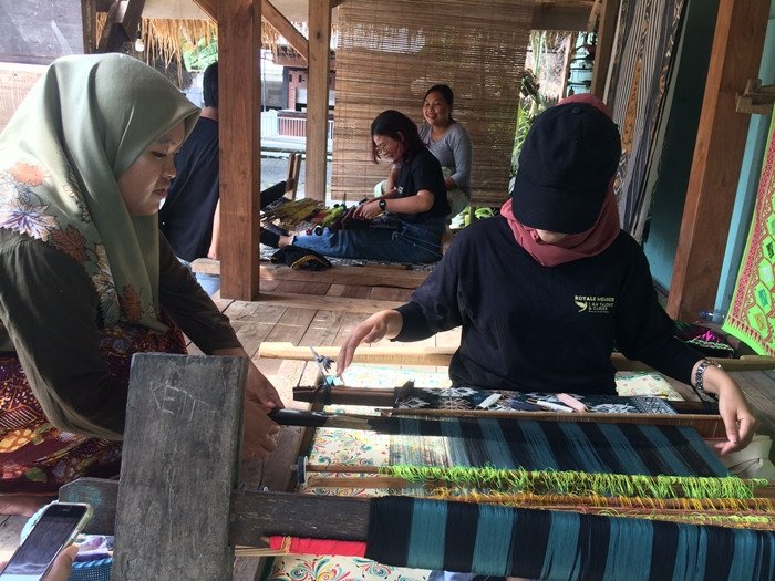 aPraktik menenun kain songket oleh peserta IYL