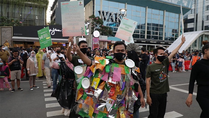 Sharp Greenerator Lakukan Aksi Nyata Peduli Lingkungan 2 aSharp Greenerator Melakukan Parade Kampanye Mengurangi Sampah ...
