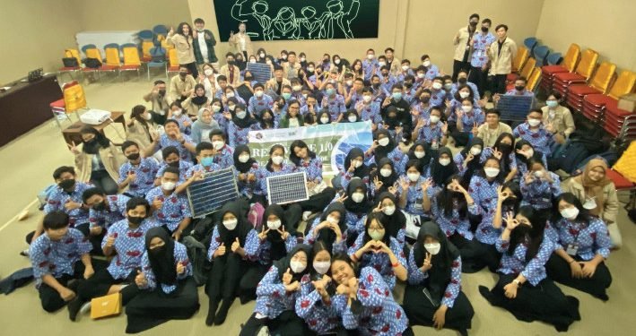 Edukasi Energi Terbarukan dalam  Roadshow School Green Future Festival