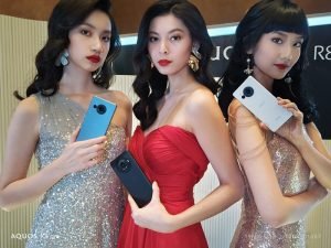 Model berfoto bersama line up terbaru smartphone Sharp AQUOS R8s series