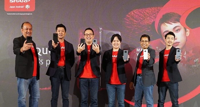 Jajaran manajemen Sharp Electronics Indonesia dan Sharp Corporation menunjukan line up smartphone terbaru Sharp AQUOS R8s series
