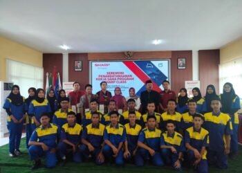 Perwakilan Sharp Indonesia Bersama Perwakilan Smkn1 Sukorejo Dan Peserta Sharp Class Berfoto Di Peresmian Program Sharp Class