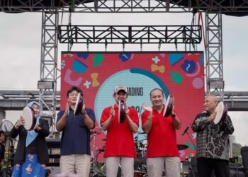 Perwakilan Sharp Bersama Perwakilan Pemerintah Karawang Menabuh Rebana Yang Mengartikan Acara Sharp Factory 10th Anniversary Carnival Resmi Dibuka
