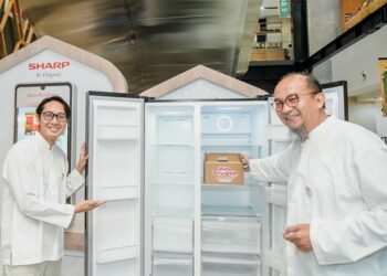 Perwakilan Sharp Indonesia Memberikan Donasi Makanan Dan Minuman Pada Program Sharp Bersedekah