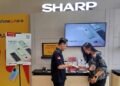 Konsultan Sahrp Sedang Menjelaskan Promo May Day Kepada Calon Pembeli