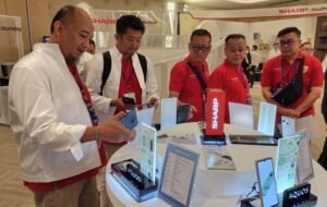 S. Teraoka Presiden Direktur Andry AU Senior GM Sales Marketing Sharp Indonesia bersama dealer melihat produk yang dipamerkan.