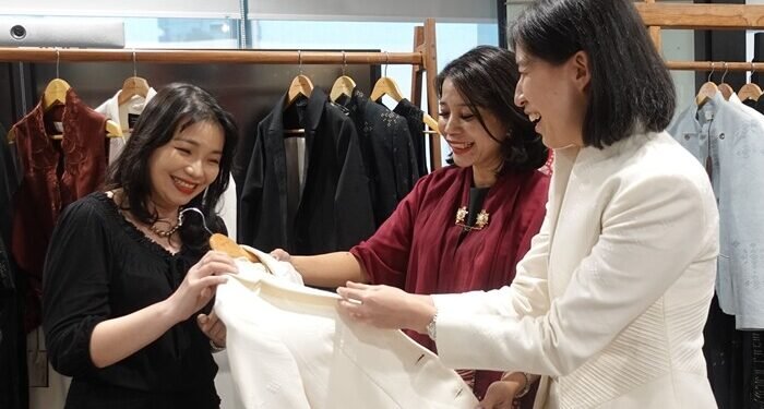 Tingkatkan Pengetahuan dan Kesadaran Konsumen Terkait Keberlanjutan 1 Tingkatkan Pengetahuan dan Kesadaran Konsumen Terkait Keberlanjutan