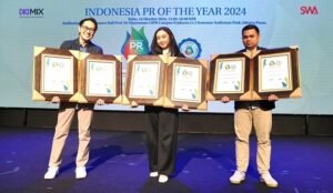 Perwakilan Sharp menunjukan sertifikat penghargaan dari Indonesia PR of The year 2024