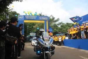 AkzoNobel Adakan Program Tahunan Mitra Dulux Mudik 2025 2 aPelepasan peserta Mitra Dulux Mudik 2025 berlangsung meriah dengan pengawalan kepolisian untuk memastikan perjalanan mudik yang aman dan nyaman