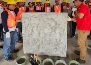 Instruktur Memberikan Penjelasan Langsung Kepada Para Peserta Pelatihan Sertifikasi Mandor Pintar Institute e1750176280230