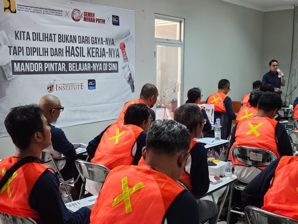 Para Peserta Mandor Pintar Institute Mengikuti Sesi Teori dalam Program Sertifikasi
