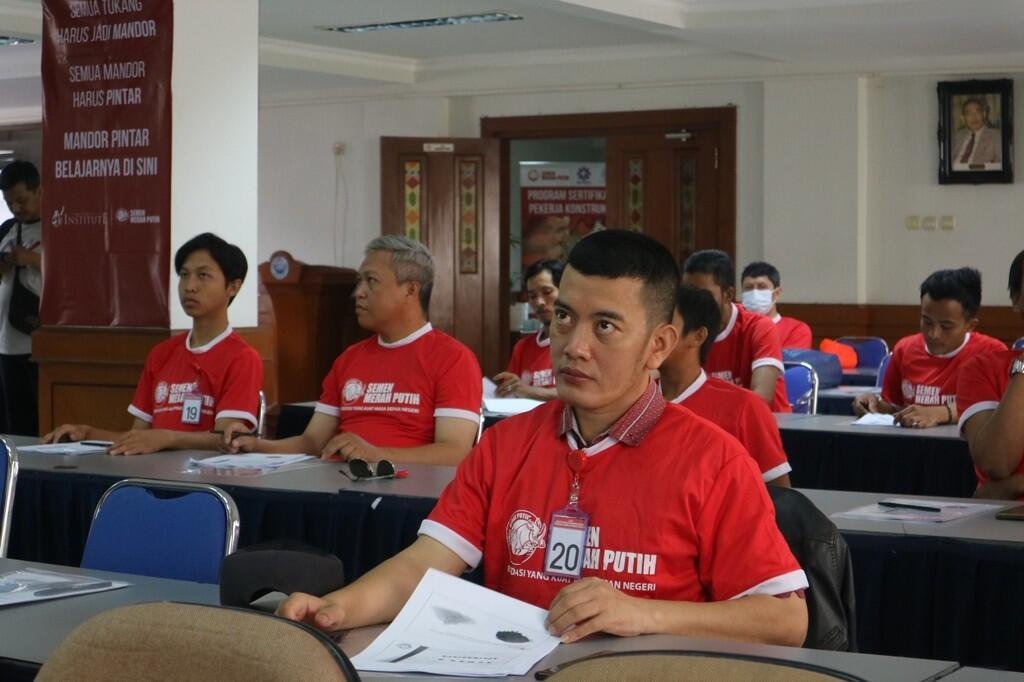 Peserta sertifikasi pekerja konstruksi melaksanakan ujian tertulis