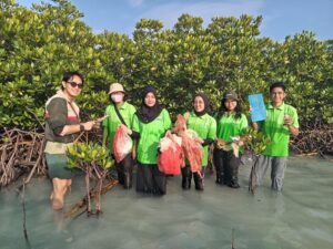 Anggota Sharp Greenerator bersama perwakilan Sharp dan fasilitator melakukan aksi bersih bersih pantai