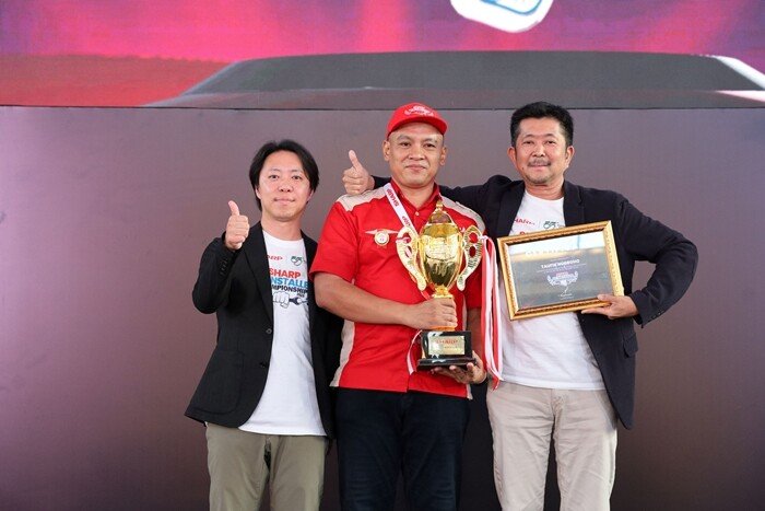 aPerwakilan Sharp menyerahkan piala sertifikat dan uang tunai kepada juara 1 Sharp AC Installer Championship 2025