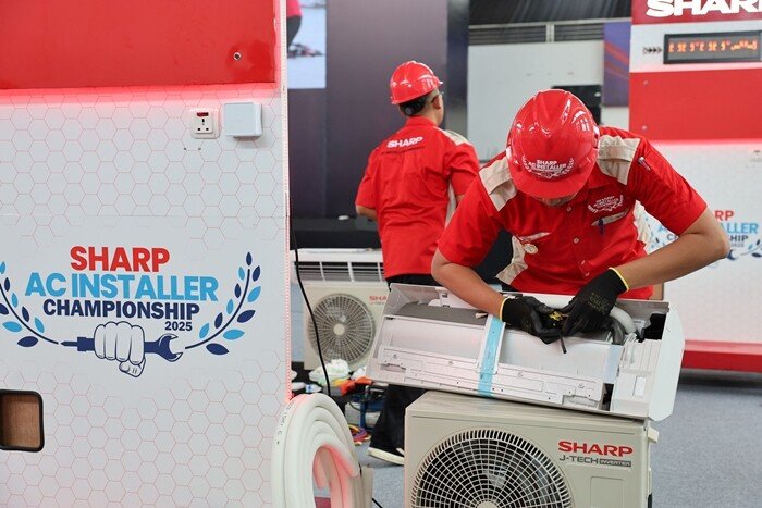 aSalah satu finalis sedang menginstalasi AC di kompetisi SHarp AC Installer Championship 2025