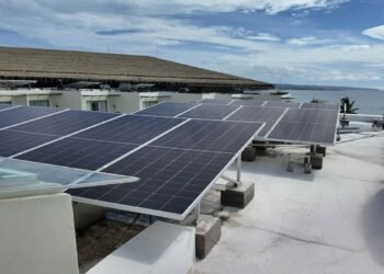Instalasi PLTS atap berkapasitas 323 kWp di salah satu resor internasional premium di Bali yang dikembangkan bersama Greenvolt Power Indonesia.