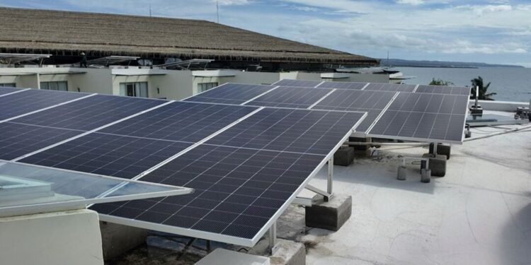 Instalasi PLTS atap berkapasitas 323 kWp di salah satu resor internasional premium di Bali yang dikembangkan bersama Greenvolt Power Indonesia.