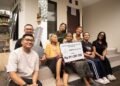 Penyerahan simbolis kepada Biang Sayu bersama tim Nuanu Creative City, Nuanu Social Fund dan Luna Beach Club. Kredit FOTO: Nuanu Creative City